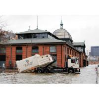 1310_0772 Lastwagen im Hochwasser - Container an der Fischauktionshalle. | Hochwasser in Hamburg - Sturmflut.